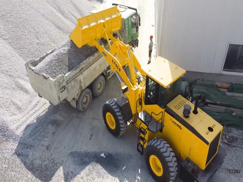 Máy xúc lật 5 tấn LTMG hoạt động trên đồng cát - Giúp việc tải thông minh hơn