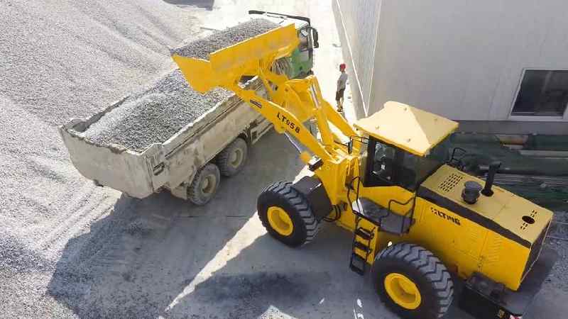 Máy xúc lật 5 tấn LTMG hoạt động trên đồng cát - Giúp việc tải thông minh hơn